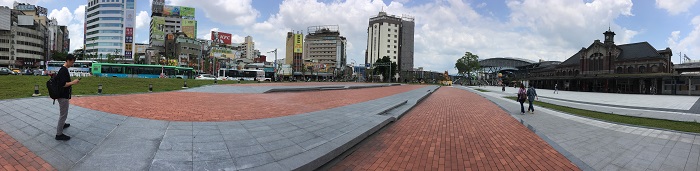 台中駅に来ました。日本の7月上旬くらいの温度で暑い！