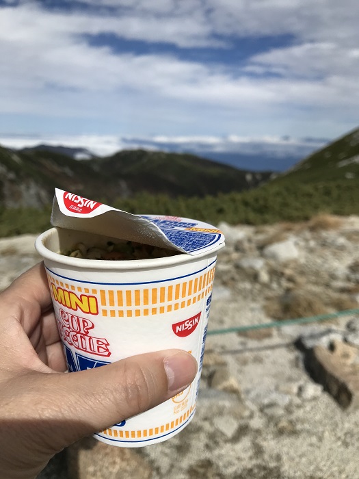 頂上で食べるカップ麺は最高でした！！