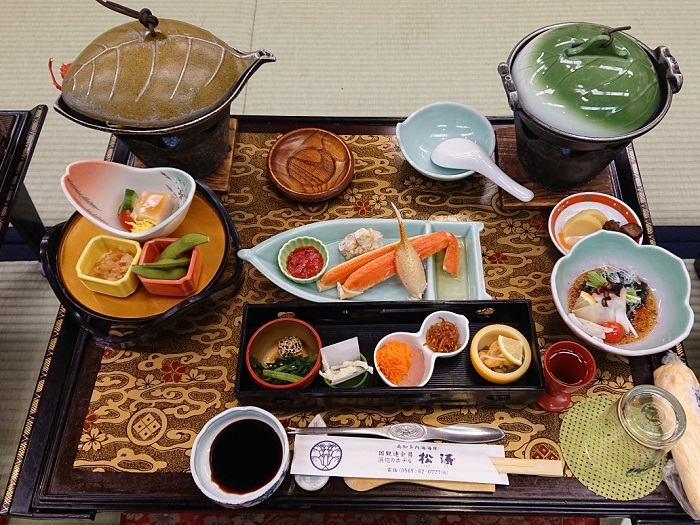 ご飯は、カニやエビなど、海の幸がたくさん♪